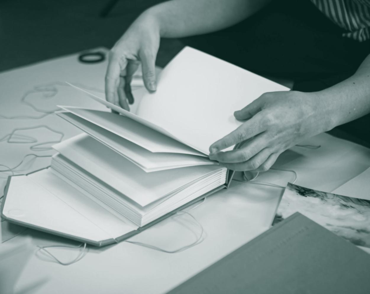 Рабочее место для онлайн-обучения с ноутбуком и документами